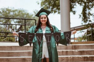 Grad's outfit in the graduation ceremony - Femrico